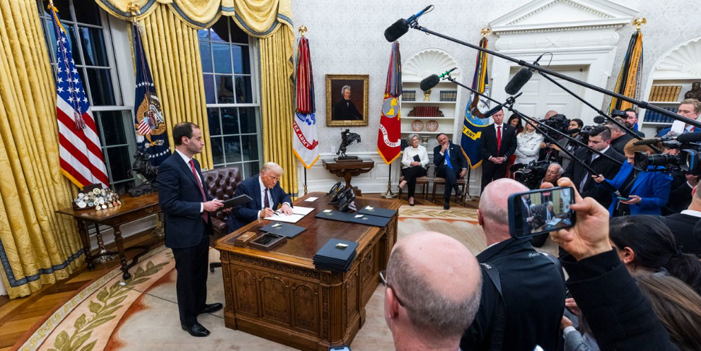 트럼프, 두번째 대통령 임기 시작과 함께 '황금기'를 위한 거대한 힘 행사(출처: CNN)