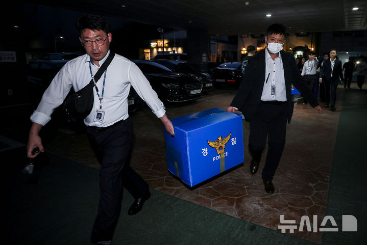 송파구 선관위 압수수색&amp;#44; 무슨 일 있었나?｜투표용지 부족 사태 수사 본격화 6&middot;3 지방선거 당시 서울 송파구 일대에서 발생한 투표용지 부족 사태와 관련해 경찰이 송파구 선거관리위원회에 대한 압수수색에 나섰습니다. 이번 압수수색은 단순한 자료 제출 요청이 아닌 강제수사라는 점에서 더욱 주목받고 있는데요. 경찰은 국민의 참정권 침해 여부와 투표용지 부족 사태의 정확한 원인을 규명하는 데 수사력을 집중하고 있습니다. 오늘은 송파구 선관위 압수수색 배경과 주요 쟁점&amp;#44; 향후 수사 전망까지 자세히 알아보겠습니다. 송파구 선관위 압수수색 전격 실시 서울경찰청 광역범죄수사대는 11일 오전부터 송파구 선거관리위원회를 포함한 선관위 관련 기관에 대한 압수수색에 착수했습니다. 이번 압수수색 대상에는 다음 기관들이 포함된 것으로 알려졌습니다. 중앙선거관리위원회 서울시선거관리위원회 송파구선거관리위원회 강남&middot;서초&middot;광진&middot;동작구 선관위 등 총 7곳에 대한 동시 압수수색이 진행됐습니다. 왜 압수수색까지 진행됐나? 이번 강제수사의 출발점은 투표용지 부족 사태였습니다. 지난 6&middot;3 지방선거 본투표 당일 서울 송파구 일부 투표소에서는 투표용지가 부족해 유권자들이 장시간 대기하거나 투표를 하지 못하는 상황이 발생했습니다. 특히 송파구는 전국에서 가장 많은 부족 사례가 보고된 지역으로 파악됐습니다. 중앙선관위 자료에 따르면 송파구에서만 약 1&amp;#44;965장의 투표용지가 부족했던 것으로 집계됐습니다. 경찰 &amp;quot;참정권 침해 여부 규명&amp;quot; 경찰은 이번 수사의 핵심을 국민 참정권 침해 여부 확인에 두고 있습니다. 압수수색 영장에는 노태악 전 중앙선관위원장과 전&middot;현직 선관위 관계자 등 10여 명이 피의자로 적시된 것으로 전해졌습니다. 적용 혐의는 다음과 같습니다. 공직선거법 위반 직무유기 직권남용 경찰은 관련 자료를 확보해 투표용지 부족 사태가 단순 행정 착오인지&amp;#44; 구조적인 문제였는지 확인할 방침입니다. 송파구에서는 어떤 일이 있었나? 언론 보도에 따르면 송파구 일부 투표소에서는 이미 오전부터 투표용지 부족 가능성이 제기됐던 것으로 나타났습니다. 그러나 중앙선관위가 실제 상황을 인지한 시점은 오후 4시 이후였고&amp;#44; 이후 대응 과정에서도 혼선이 이어졌습니다. 특히 가장 문제가 됐던 잠실 지역 일부 투표소에서는 투표 마감 시간이 임박해서야 추가 용지가 도착한 것으로 알려졌습니다. 압수수색 대상은 무엇? 경찰은 이번 압수수색을 통해 다음 자료를 확보할 것으로 보입니다. 투표용지 인쇄 관련 문서 내부 보고 체계 자료 선관위 직원 간 업무 대화 내역 투표소 운영 관련 전산 기록 CCTV 자료 및 업무 지침 특히 투표용지 수량 산정 과정에서 고의성이나 중대한 과실이 있었는지가 주요 수사 대상이 될 전망입니다. 향후 수사 전망은? 대검찰청은 이미 검&middot;경 합동수사본부를 구성해 관련 사건 수사에 착수한 상태입니다. 향후 수사는 다음 방향으로 진행될 가능성이 높습니다. 선관위 관계자 소환 조사 인쇄업체 관계자 조사 보고 체계 분석 참정권 침해 규모 확인 직무유기 여부 판단 수사 결과에 따라 관련자들에 대한 형사 책임 여부도 결정될 것으로 보입니다. 선거 신뢰 회복이 과제로 이번 송파구 선관위 압수수색은 단순한 행정 조사 차원을 넘어 선거의 공정성과 국민 신뢰 회복이라는 중요한 과제를 안고 있습니다. 선거는 민주주의의 핵심 절차인 만큼&amp;#44; 단 한 명의 유권자라도 투표권 행사에 제약을 받았다면 철저한 진상 규명이 필요하다는 목소리가 커지고 있습니다. 반면 수사 결과가 나오기 전까지는 추측이나 과도한 해석보다는 객관적인 사실 확인이 중요하다는 지적도 나오고 있습니다. 마무리 송파구 선관위 압수수색은 6&middot;3 지방선거 당시 발생한 투표용지 부족 사태의 진실을 밝히기 위한 첫 강제수사라는 점에서 의미가 큽니다. 현재까지 확인된 사실은 경찰이 중앙선관위와 송파구 선관위를 포함한 7곳을 압수수색했고&amp;#44; 국민 참정권 침해 여부를 중점적으로 조사하고 있다는 점입니다. 앞으로 검&middot;경 합동수사본부가 어떤 결론을 내릴지&amp;#44; 그리고 선관위가 어떤 재발 방지 대책을 내놓을지 관심이 집중되고 있습니다. SEO 키워드 송파구 선관위 압수수색&amp;#44; 송파 선관위 압수수색&amp;#44; 선관위 압수수색&amp;#44; 투표용지 부족 사태&amp;#44; 지방선거 논란&amp;#44; 송파구 투표용지 부족&amp;#44; 중앙선관위 수사&amp;#44; 검경 합동수사본부&amp;#44; 참정권 침해&amp;#44; 선거관리위원회