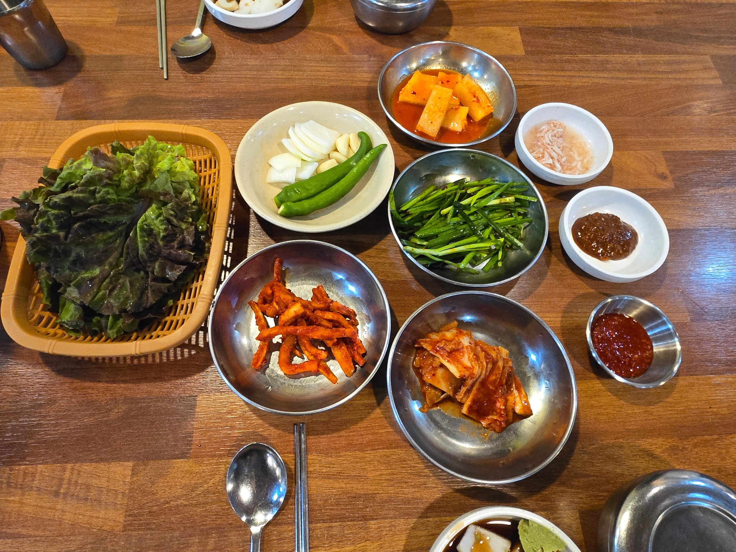 대구 동구 무학골 가마솥 돼지국밥 수육백반 밑반찬