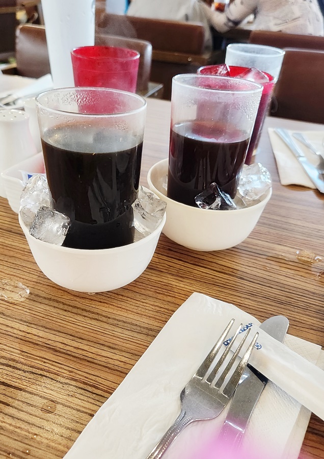 맨처음 뜨거운 커피를 얼음으로 식혀 둠