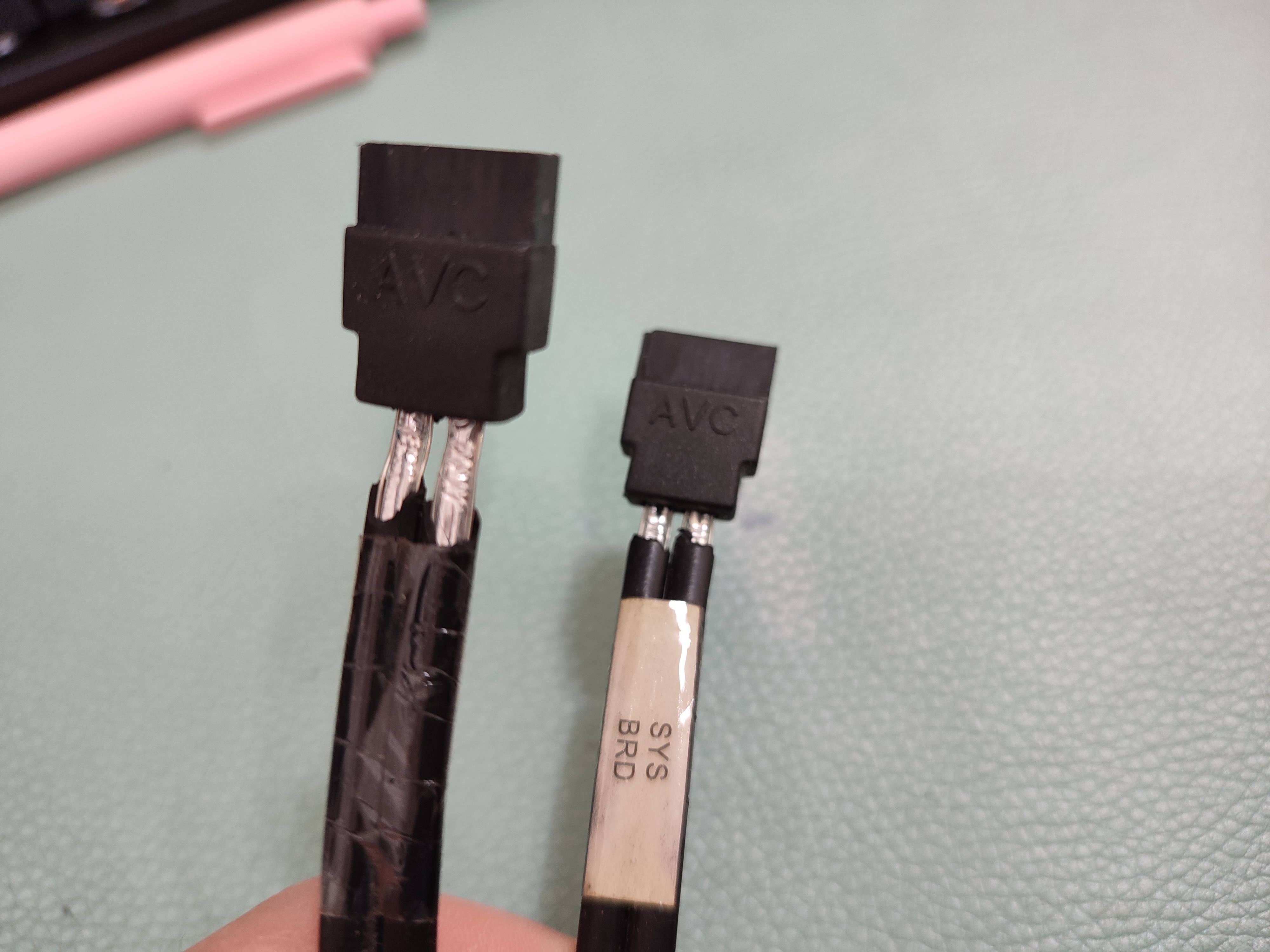 아래의 사진은 사타케이블의 껍질(플라스틱)이 오래돼서 삭은 모습입니다. 10년 넘은 컴퓨터인데 껍질이 벗겨집니다.