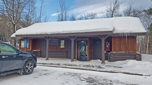 Baptism River Campground 수세식화장실/샤워실 외부