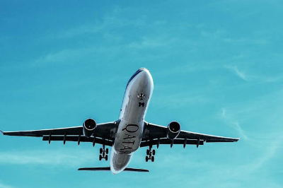 하늘을 날아 오르는 여객기