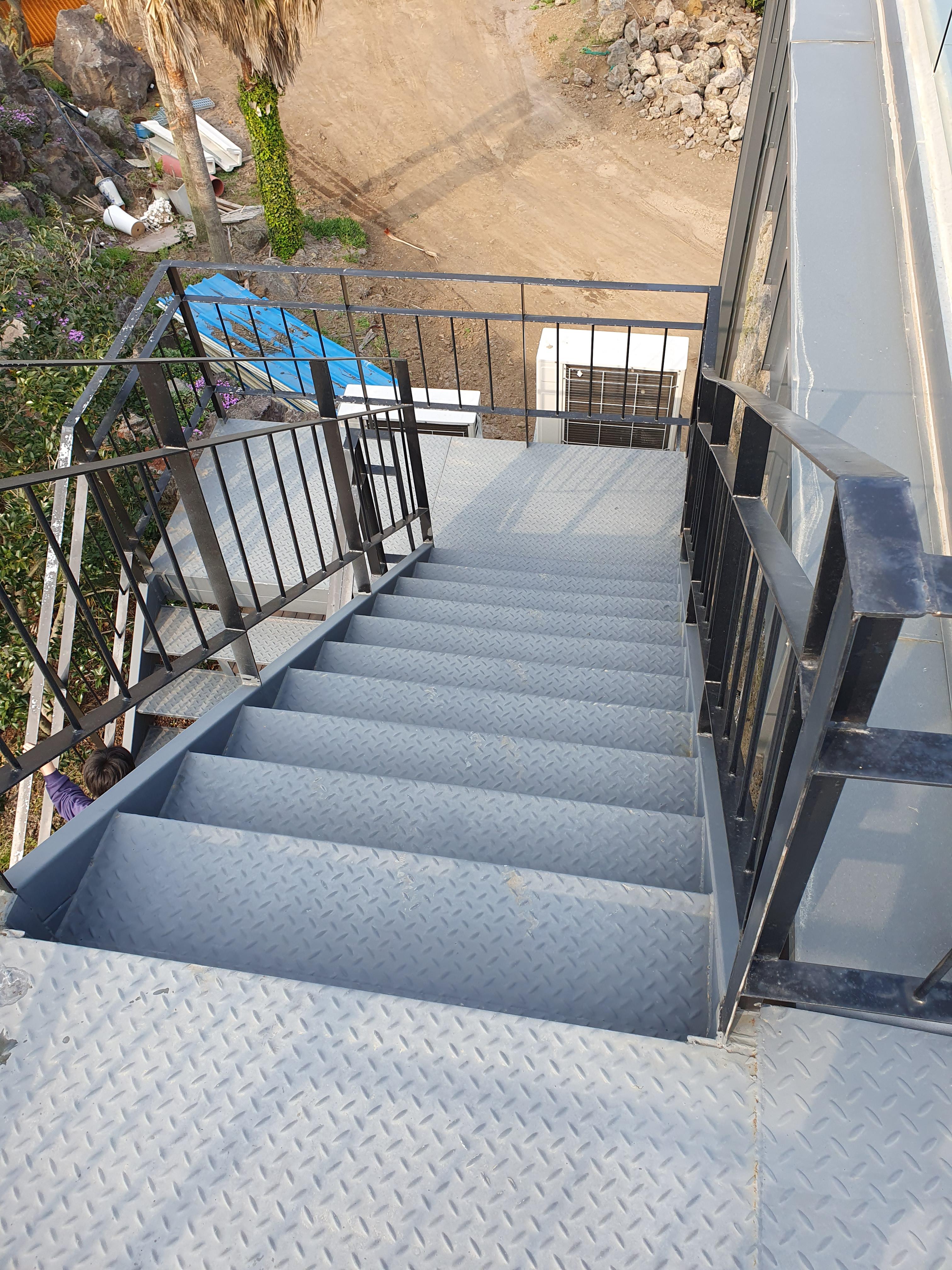 제주 수망다원 카페 옥상으로 이동하는 계단으로 올라가는중