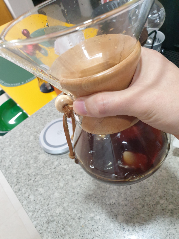 얼음을 넣고 케멕스 드리퍼를 흔드는 모습