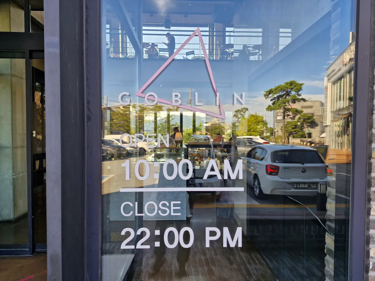 고블린-카페-매장-앞-운영시간이-붙여져-있다