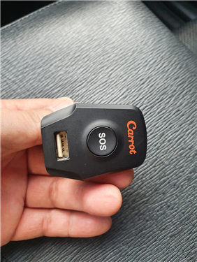 캐롯 퍼마일 자동차보험에서 사용하는 SOS 기능 버튼과 USB 포트가 있는 캐롯 플러그를 손에 들고 있는 모습