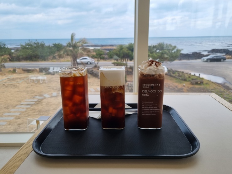 길쭉-네모-컵에-담긴-음료들