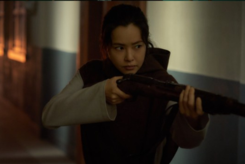 알트태그-영화 유령의 출연한 이하늬 배우의 액션장면입니다. 이영화는 여성 액션의 또 다른 모습을 보여주고 있습니다.