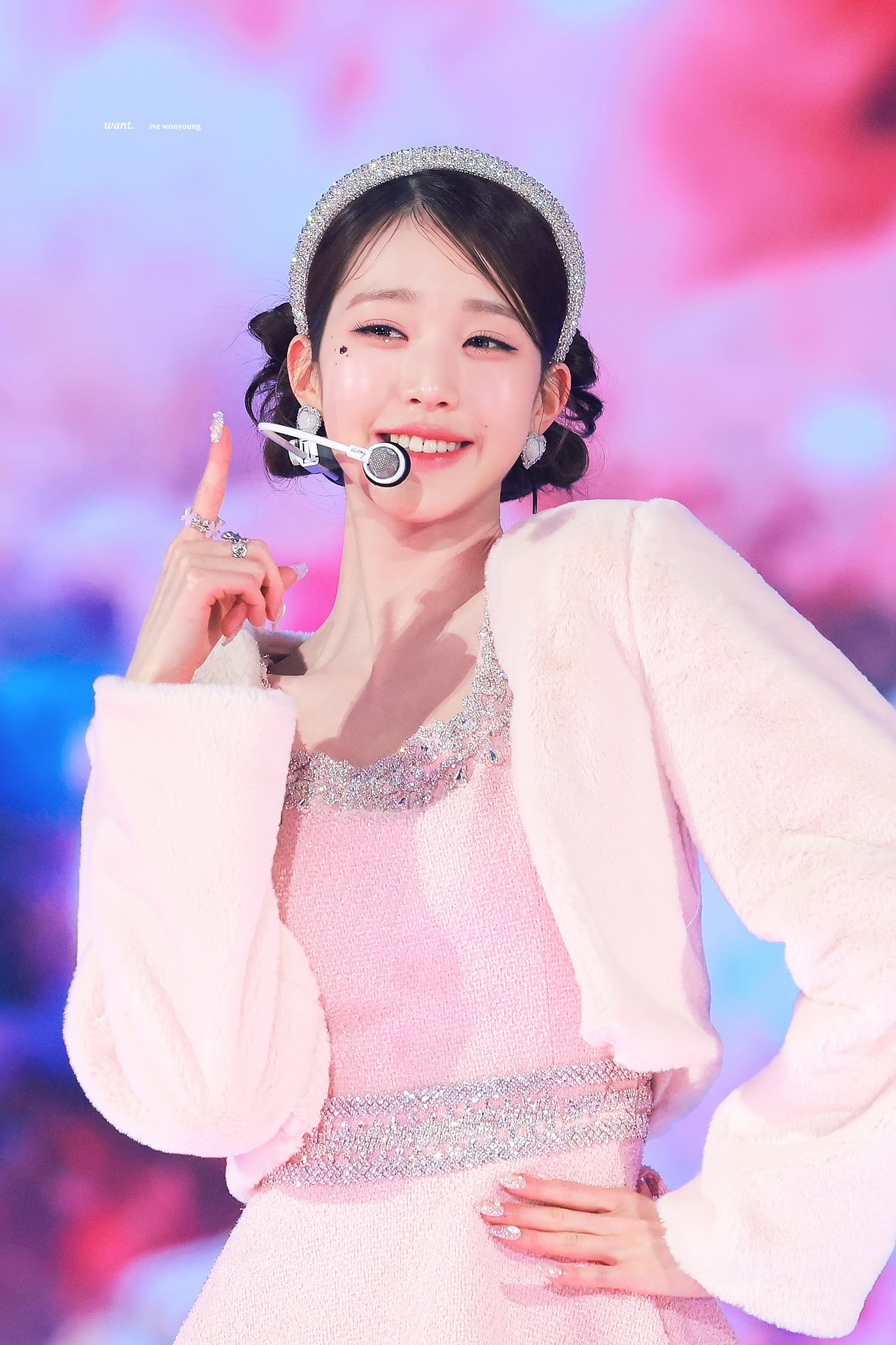 카라의 무대를 소화하는 장원영