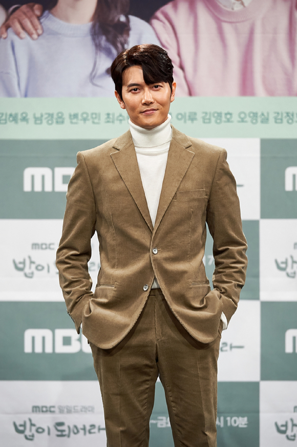 재희가 11일 오후 MBC 새 일일드라마 &#39;밥이 되어라&#39; 제작발표회에 참석해 포토타임을 갖고 있다. [사진=MBC]