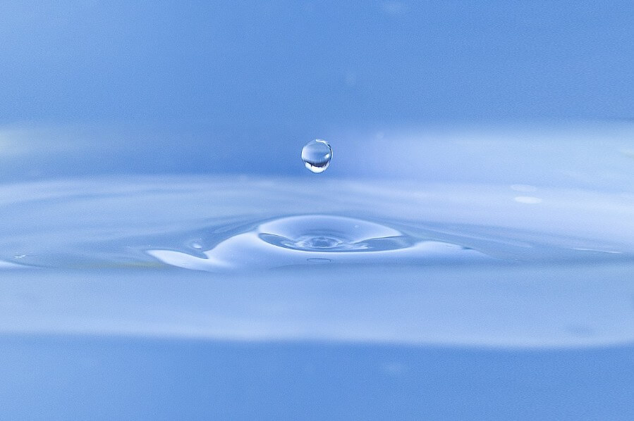 물 위에 물방울이 떨어지는 모습