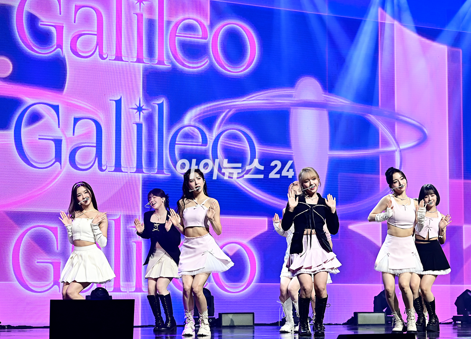 걸그룹 케플러(Kep1er)가 25일 오후 서울 광진구 예스24 라이브홀에서 열린 다섯 번째 미니앨범 'Magic Hour' 쇼케이스에서 무대를 선보이고 있다. [사진=곽영래 기자]