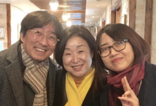 장항준씨가 심상정 의원, 김은희 씨와 함께 밝게 웃으며 찍은 사진입니다.