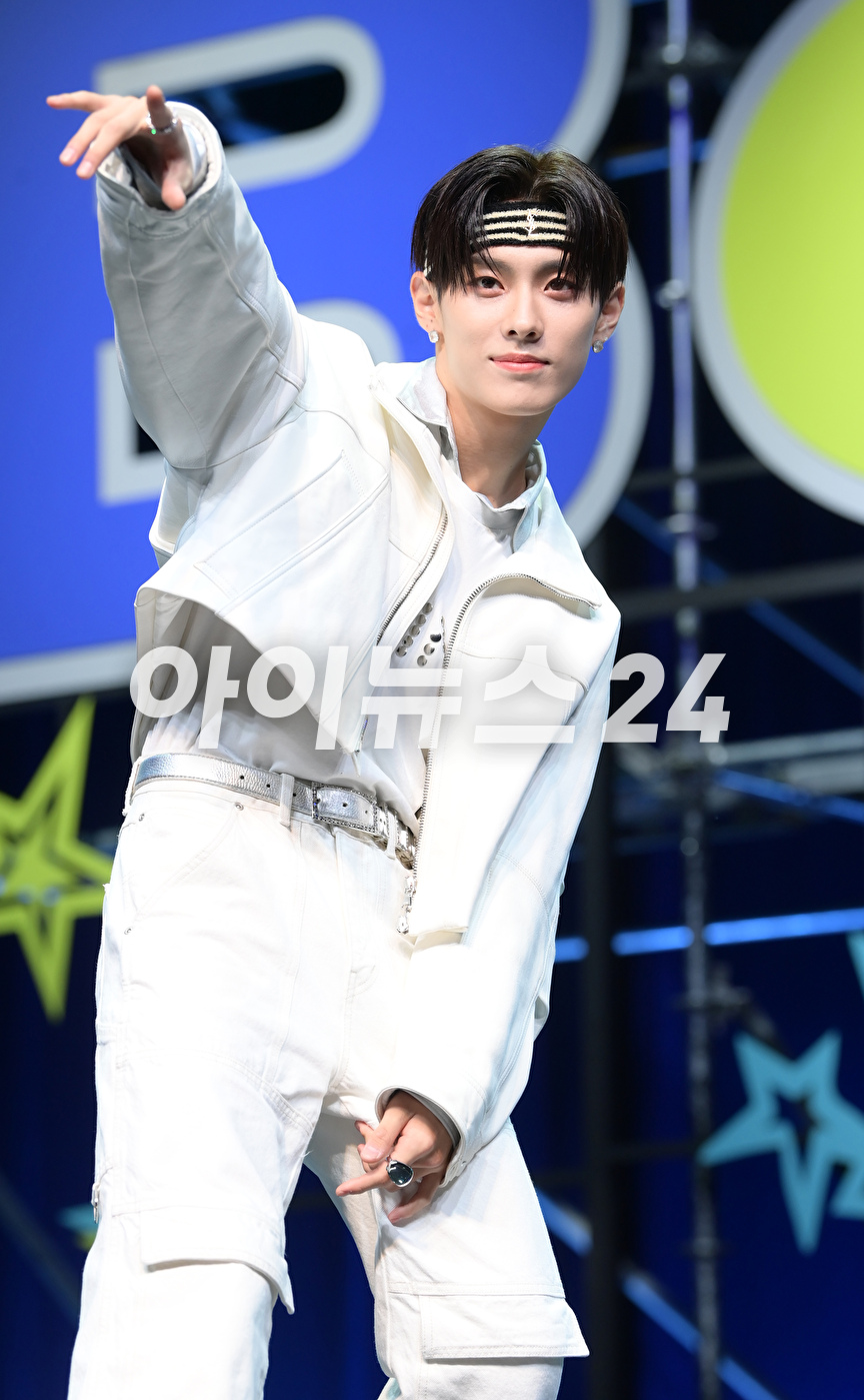 그룹 더뉴식스(TNX) 우경준이 7일 오후 서울 한남동 블루스퀘어에서 열린 더뉴식스 세 번째 미니 앨범 '보이후드'(BOYHOOD) 미디어 쇼케이스에 참석하고 있다. [사진=정소희 기자]