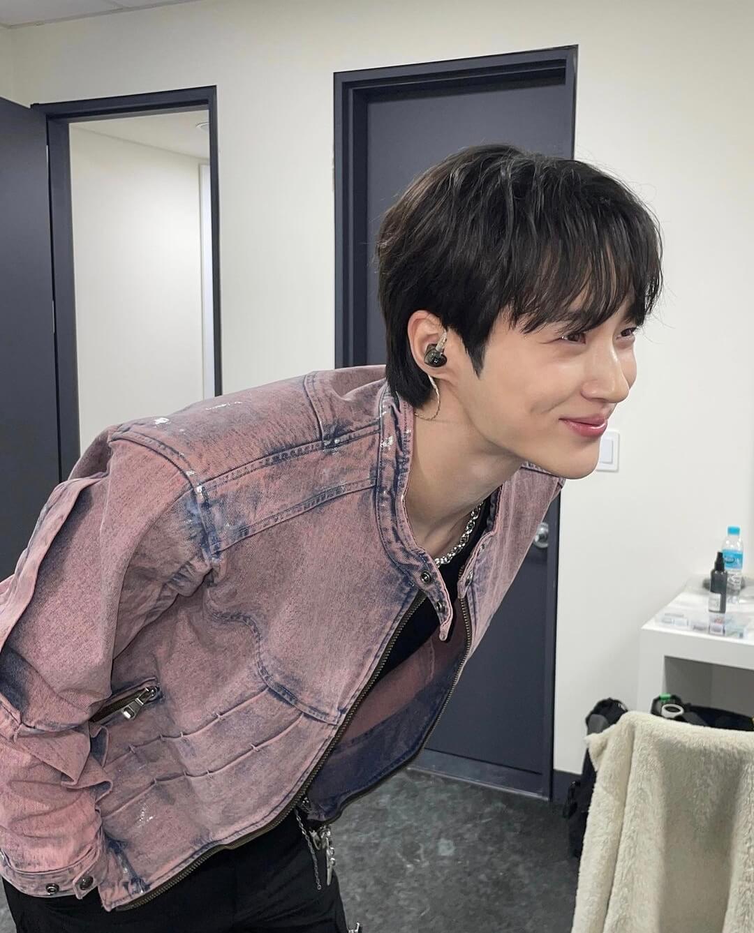 허리를숙이고-웃고있는-남자-배우-옆모습