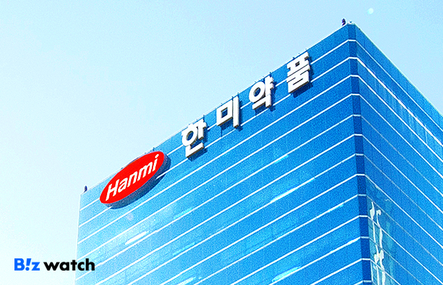 한미사이언스와 OCI홀딩스가 12일 이사회를 열고 그룹 간 통합에 대한 합의 계약을 체결했다.