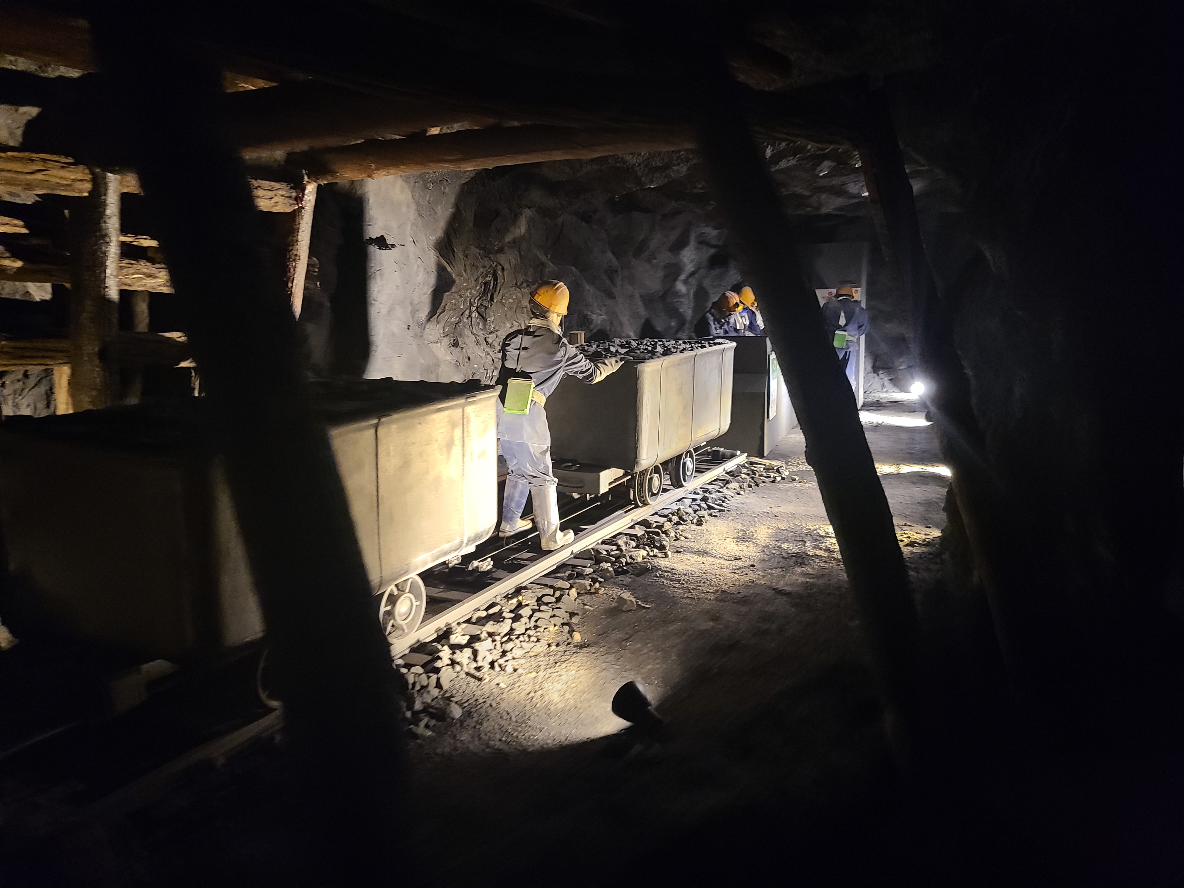 에코월드 거미열차 내부