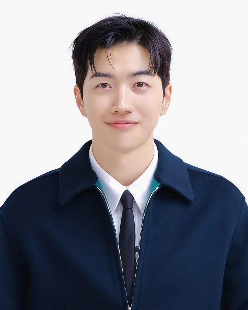 짙은 정장에 흰 셔츠와 넥타이를 맨 배우 강훈