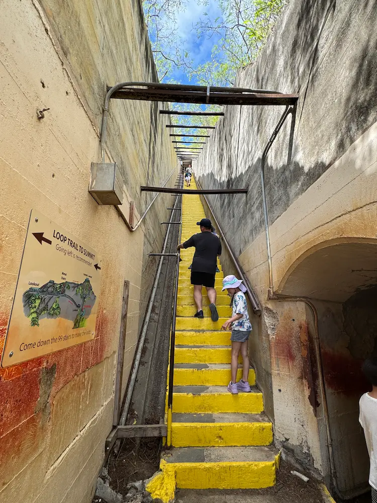 다이아몬드헤드 트레킹 구간 중 계단