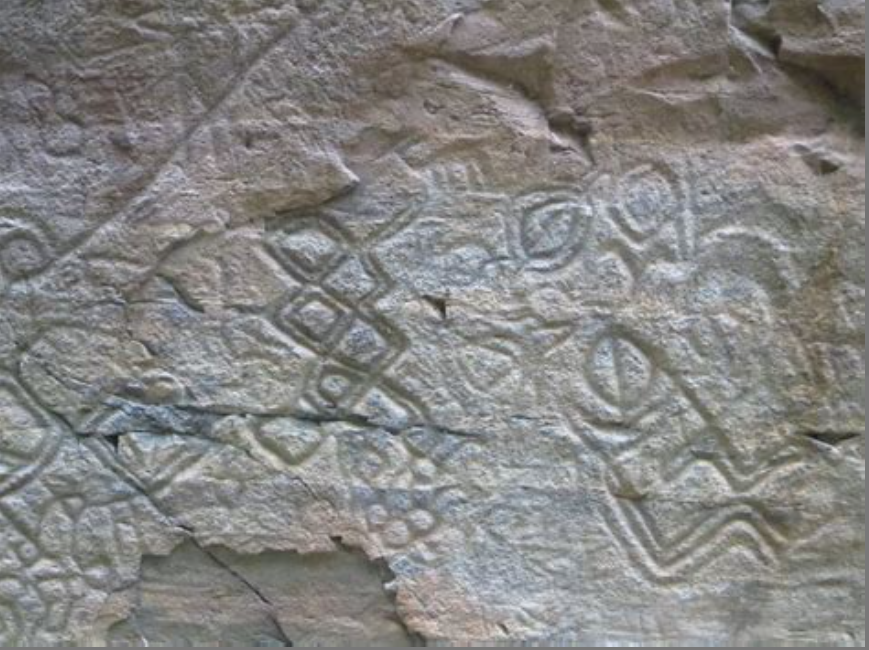 울산 반구천 암각화에 새겨진 기하학 무늬와 도상이 남아 있는 편암 표면 이미지