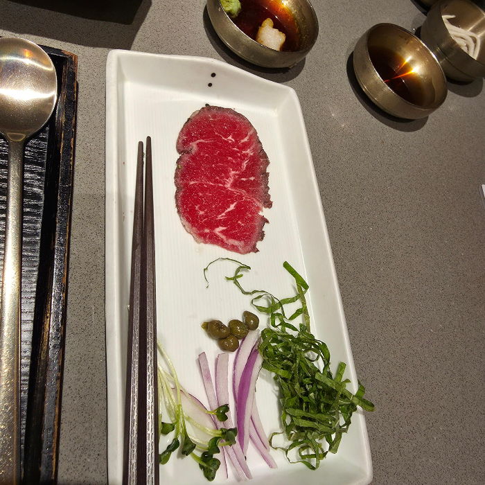 한일관에서 제공하는 등심로스편채가 테이블 위에 있다.