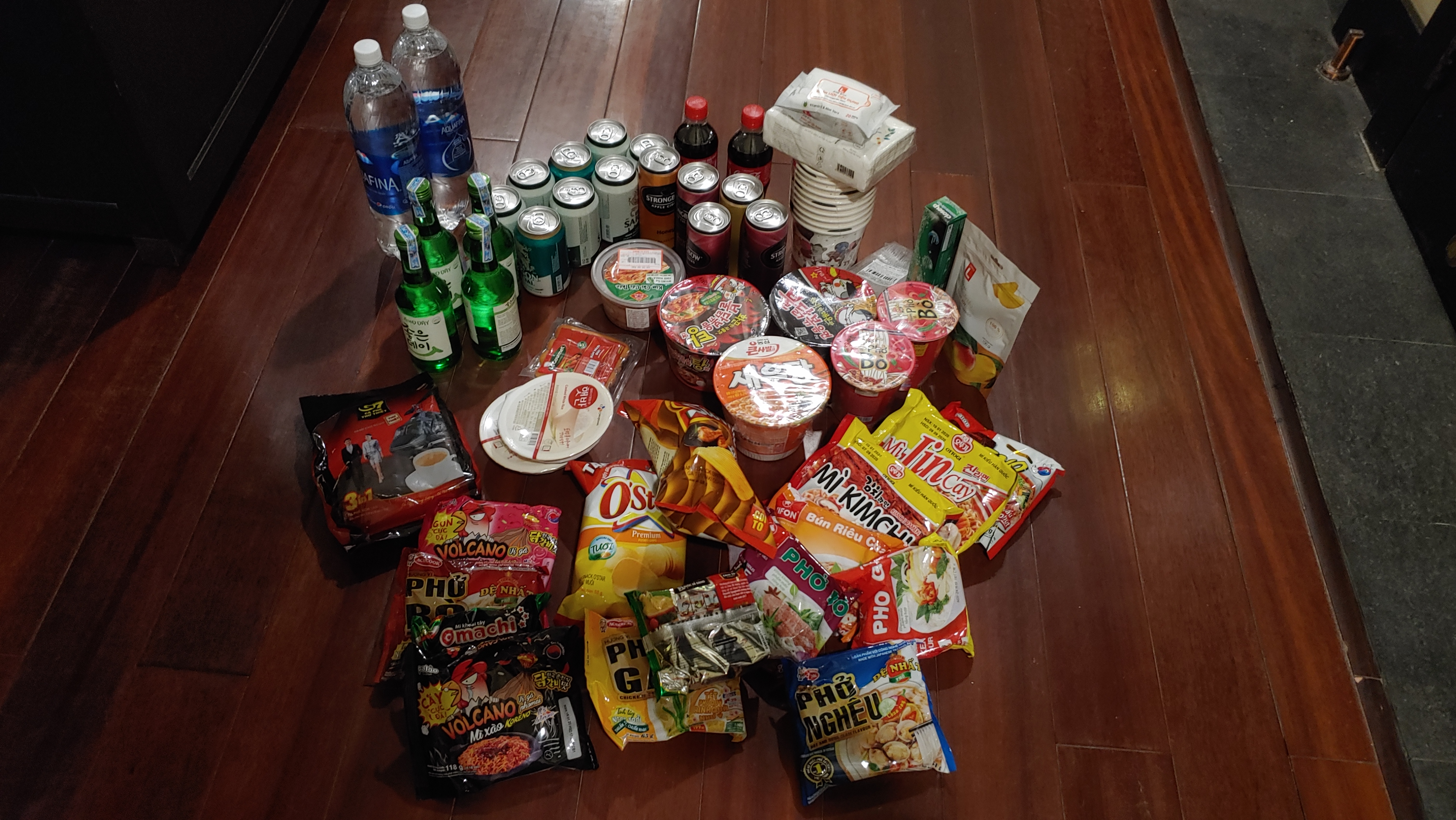 롯데마트에서 구매한 술,라면,햇발과 과자