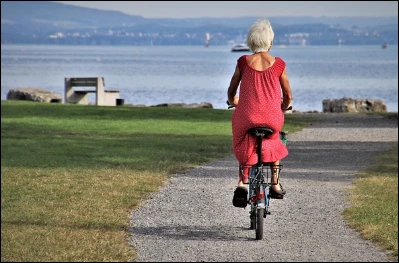 노인 자전거 타는 뒷모습