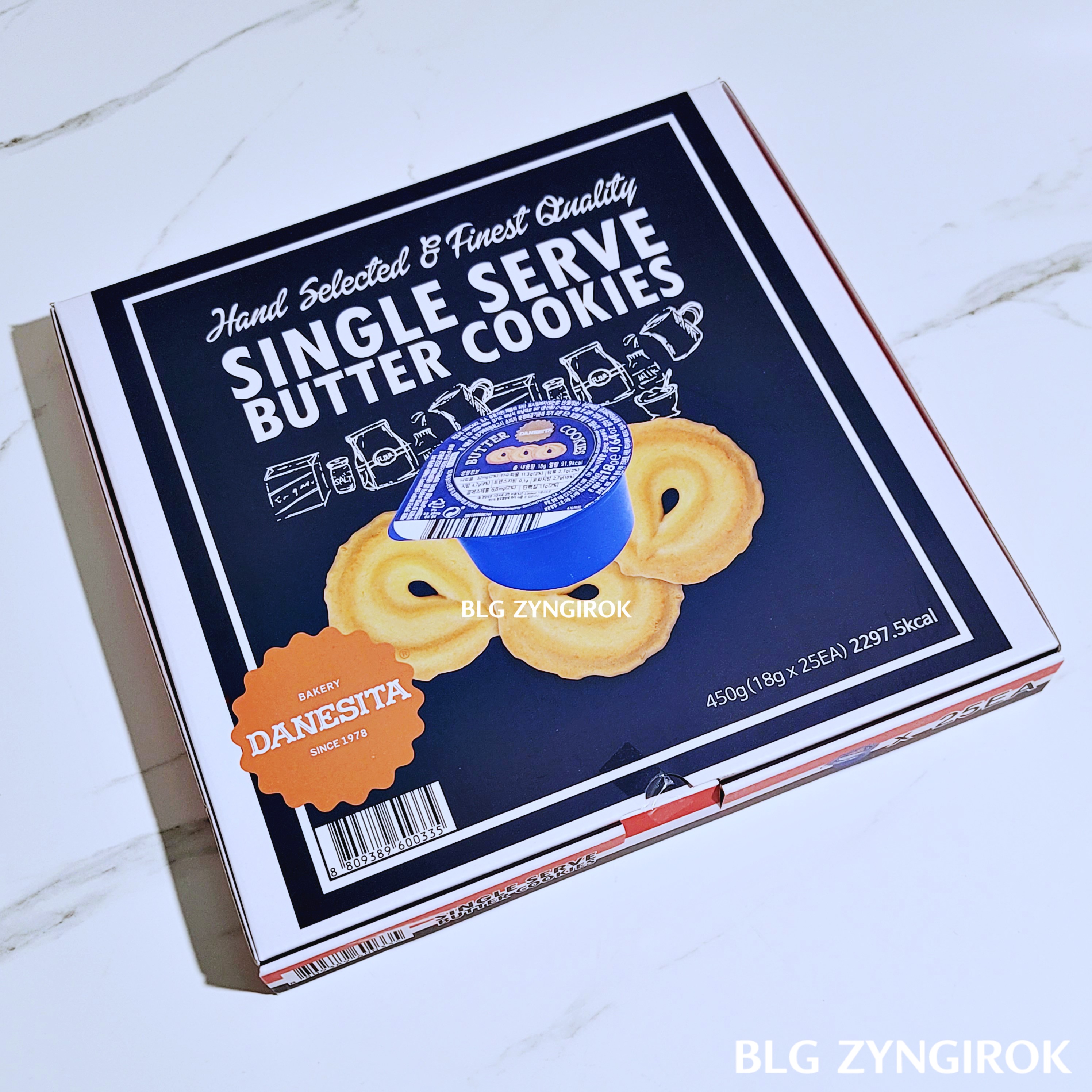 싱글 서브 버터쿠키 한 상자가 테이블 위에 놓여있다.