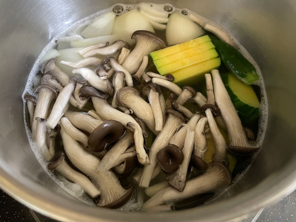 된장찌개 맛있게 끓이는 방법 - 양파, 애호박, 느타리버섯, 청양고추 투하