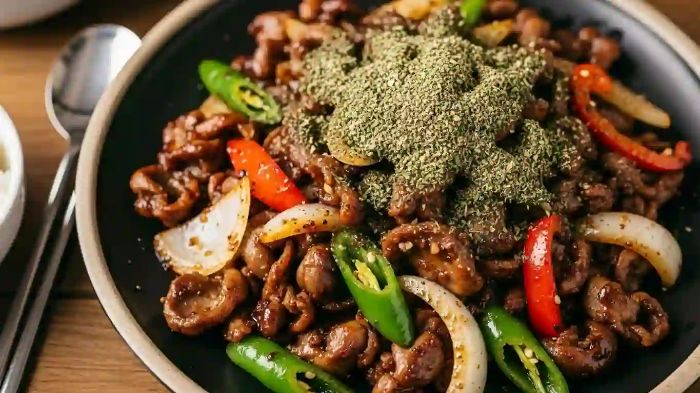 닭똥집 볶음에 들깨가 뿌려져 있는 모습