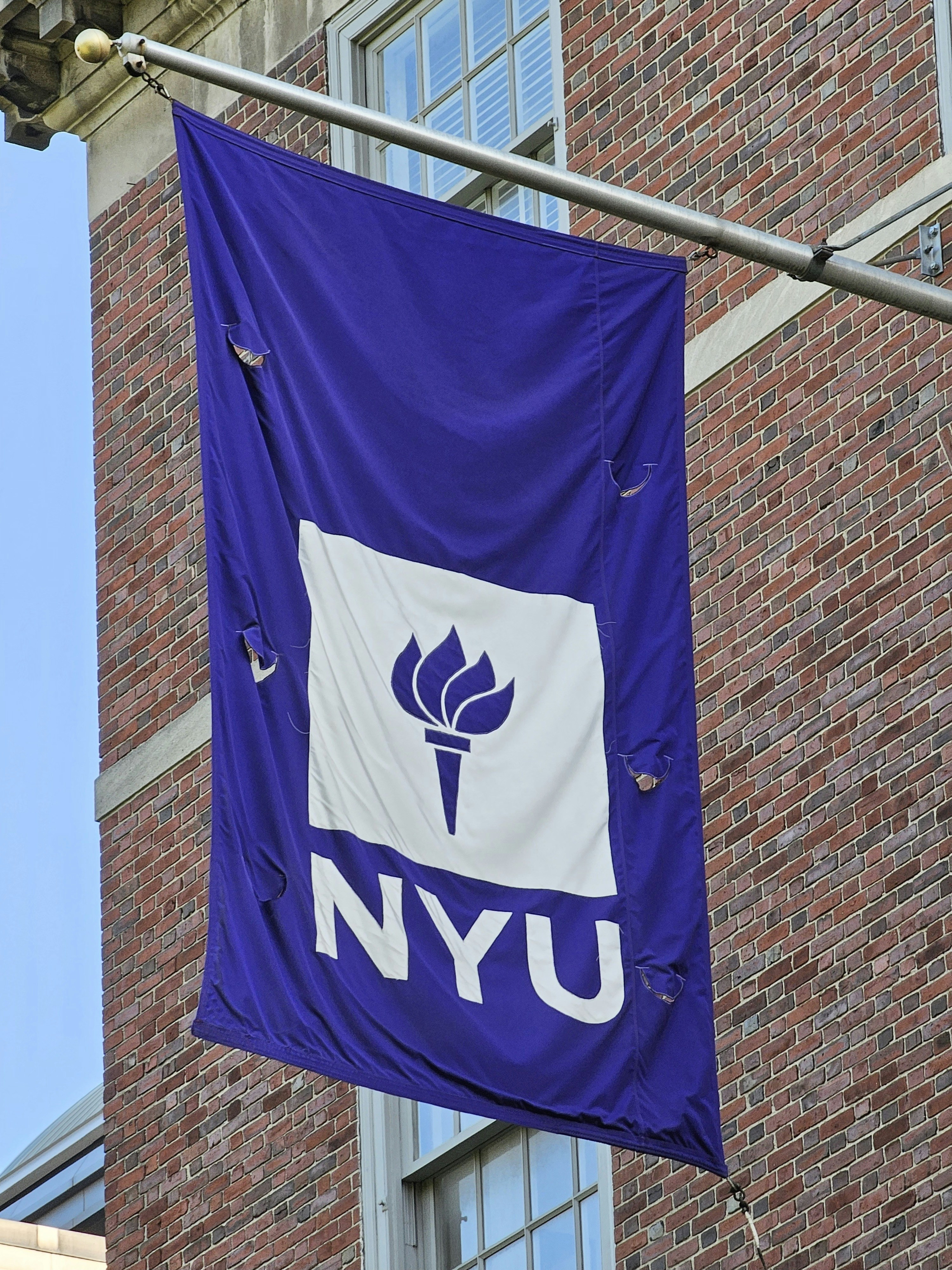 NYU의 깃발 사진