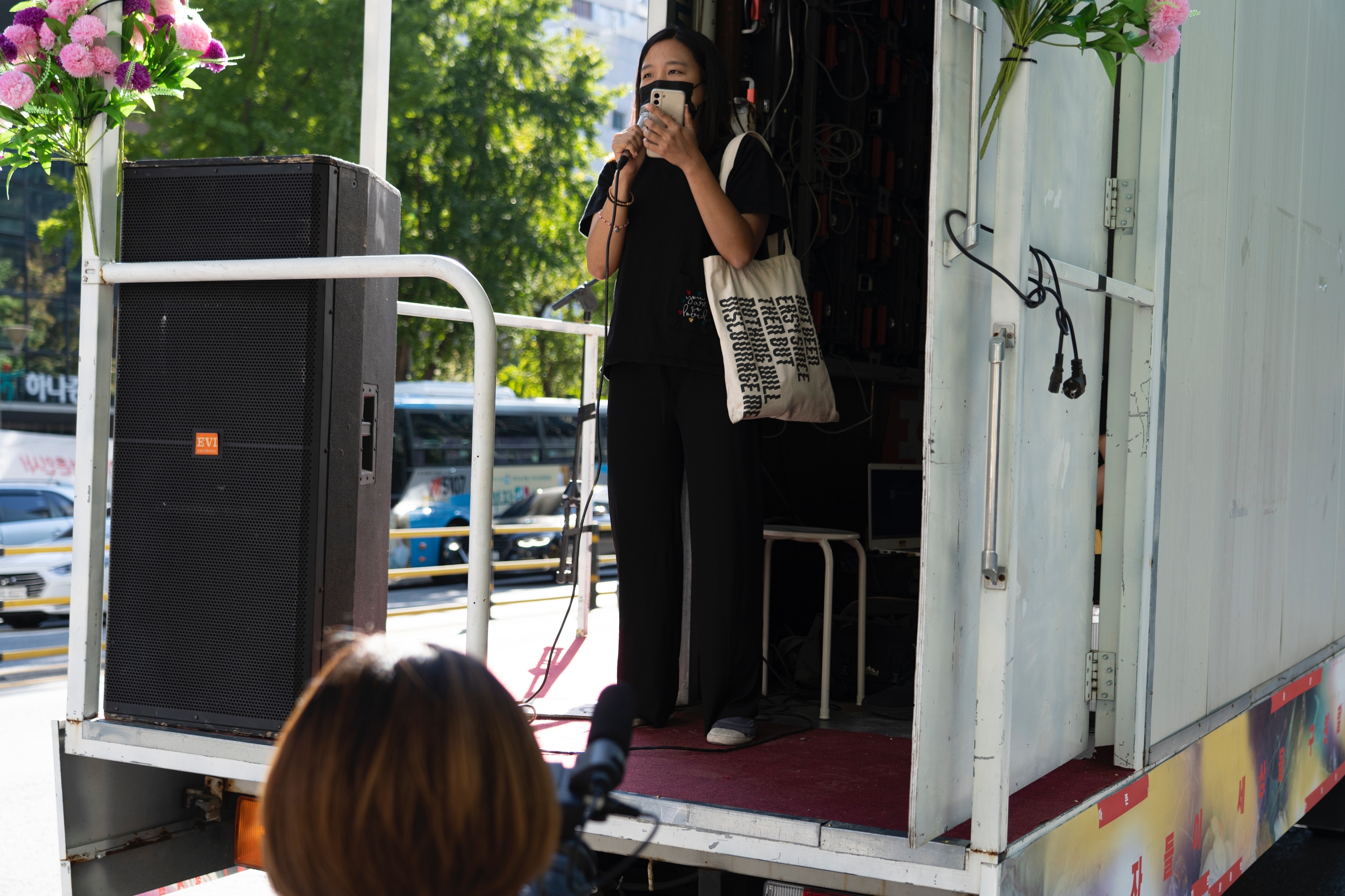 난민인권센터의 연주 님께서 트럭에서 발언하고 있다.