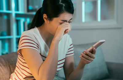 눈을 비비는 여성