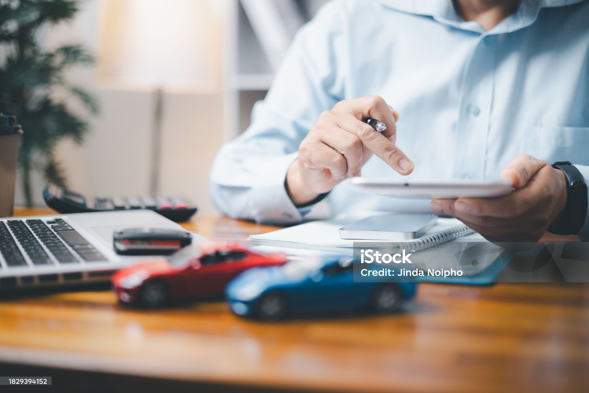 자동차 보험 비교하는 사진