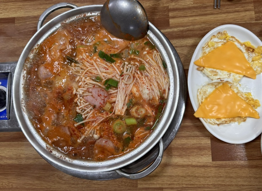 비행장 정문 부대찌개1