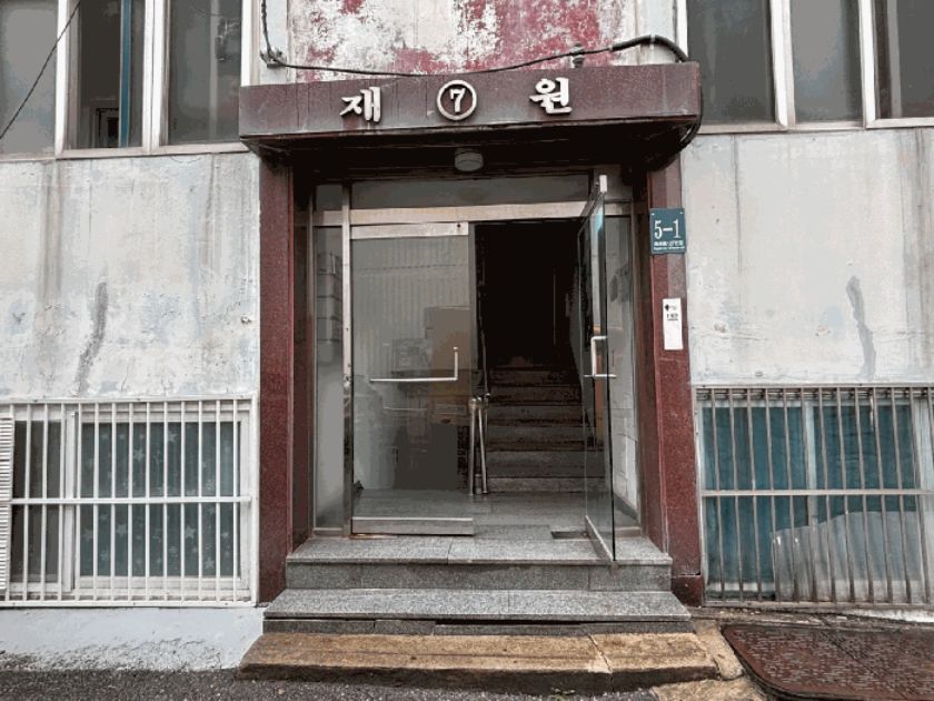 재원주택 7동 공동현관과 계단실, 자동 유리문 (법원 현황조사)