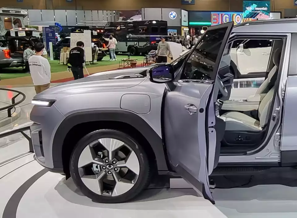 토레스 EVX의 충전구는 운전석에서 가까운 외부에 있습니다.