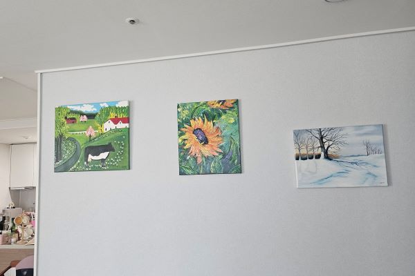 벽에 내 그림이 걸린 사진