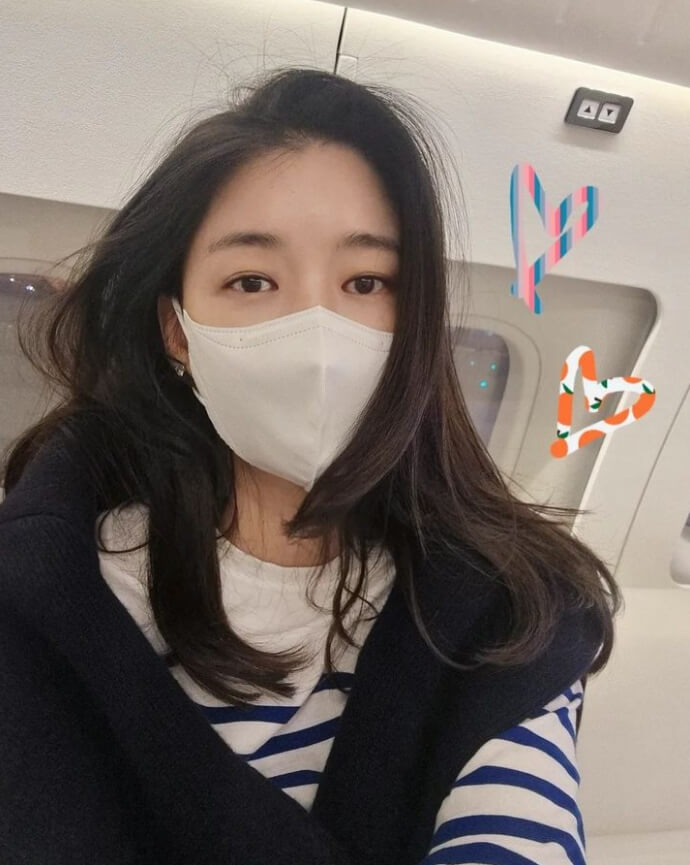 마스크를쓰고있는-긴머리여성의모습