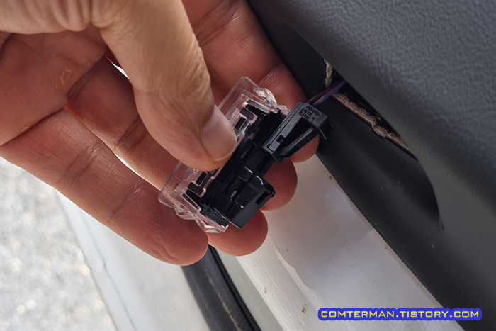 테슬라 모델3 하이랜드 퍼들 램프 커넥터 분리 요령