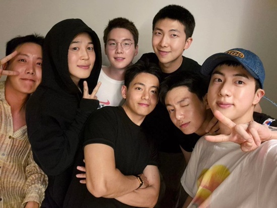BTS 멤버 기념사진