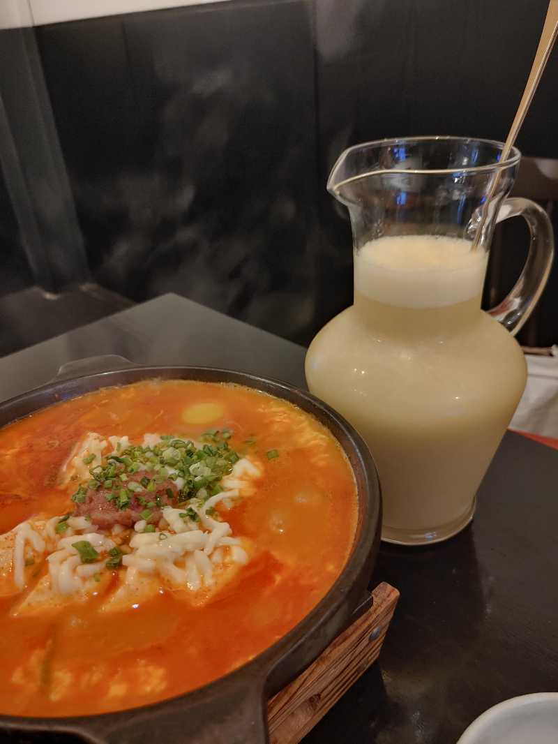 오이지 연남 순두부와 투명한 유리병에 담긴 사과막걸리