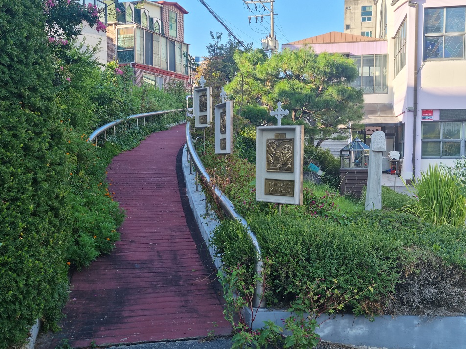 수원 인계동성당 야외 십자가의 길 사진