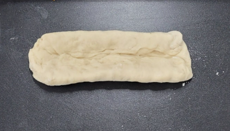 반죽 위 소시지 덮기