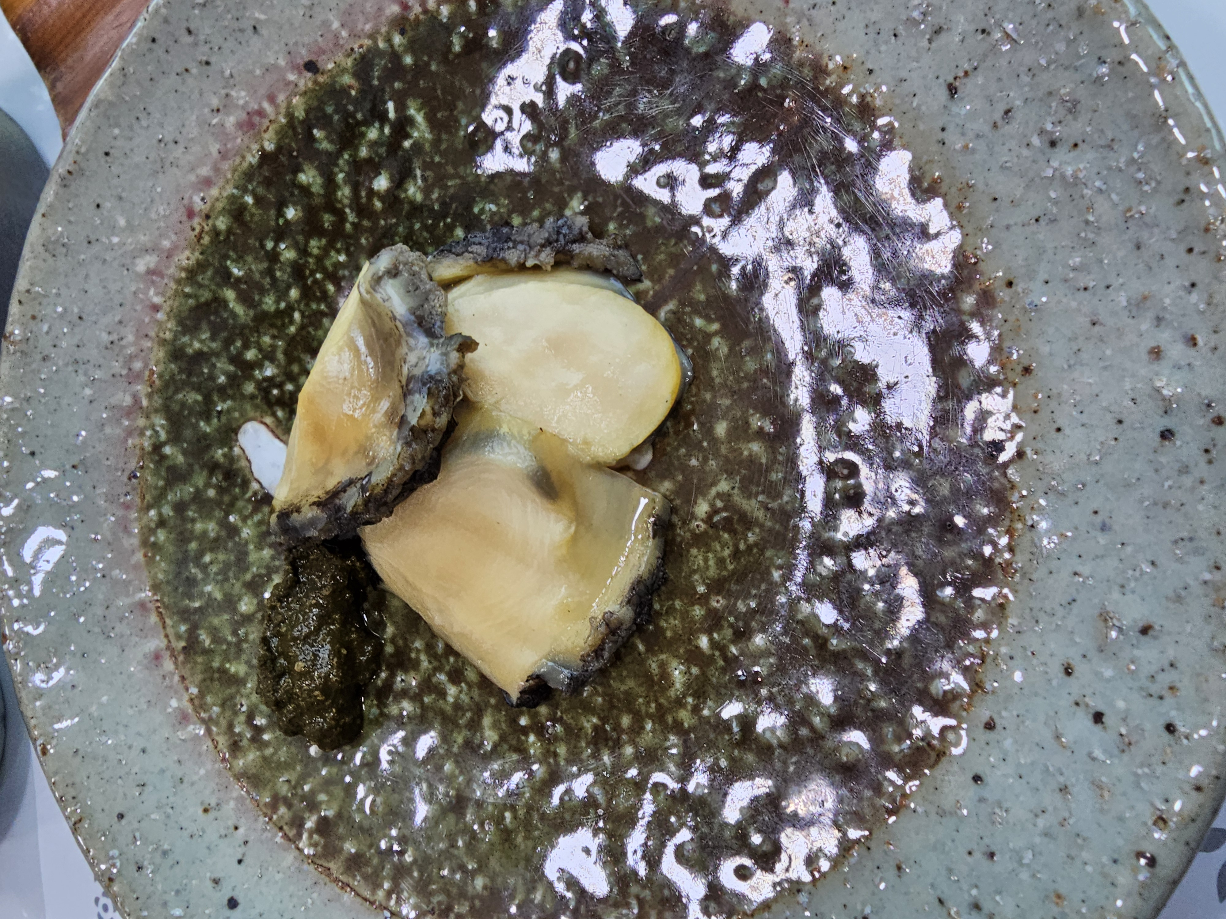 부산 청죽일식 구운 전복 요리, 독특한 도자기 그릇
