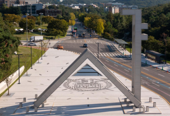30일 서울중앙지법 형사합의 31부(부장판사 박준석)는 아동청소년성보호법 위반(성착취물 제작&middot;배포 등) 등 혐의로 기소된 박모(40) 씨에게 징역 10년을 선고했다. 사진은 서울대 정문. [사진=서울대]
