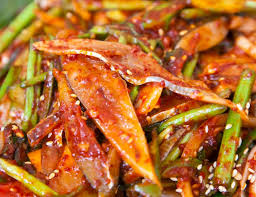 햇전어를 얇게 포떠 무, 배, 오이, 풋고추, 쪽파로 전어회 무침을 먹는다.