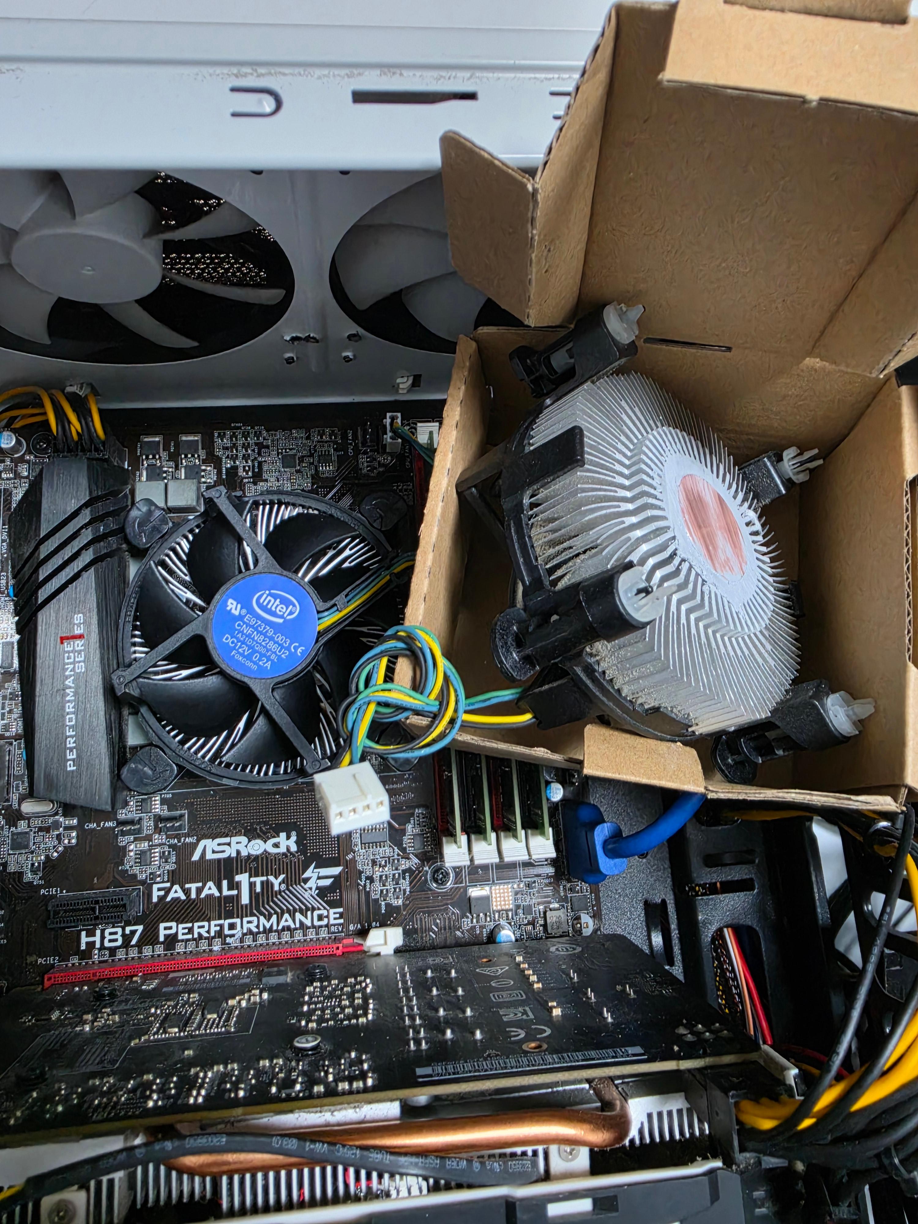 신품 쿨러로 교체된 PC 내부 모습
