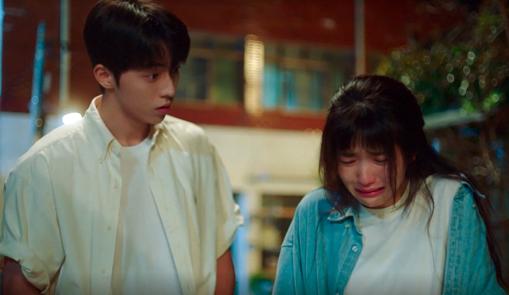 스물다섯-스물하나-책방앞-장면 